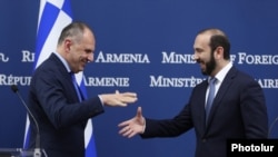 Armenia - Foreign Ministers Ararat Mirzoyan of Armenia and George Gerapetritis of Greece shake hands at a news conference, Yerevan, January 10, 2024.