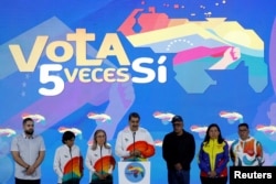 Николас Мадуро в окружении соратников выступает с трибуны после окончания референдума. 3 декабря 2023 года