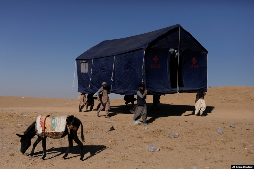 Uomini afghani trasportano una tenda che verrà utilizzata per ospitare i sopravvissuti al terremoto.  Haq ha detto che le immagini satellitari delle Nazioni Unite indicano anche livelli estremi di distruzione nel distretto di Injil.  "I nostri colleghi umanitari avvertono che i bambini sono particolarmente vulnerabili e hanno subito gravi disagi psicologici a causa del terremoto", ha affermato il portavoce.  Egli ha detto.