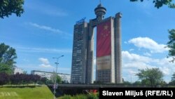 Veliki baner postavljen na Geneks kuli u Beogradu uoči posete kineskog predsednika Si Đinpinga, 6. maj 2024.