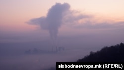 Фотографија од Скопје со магла, смог и загаден воздух. 