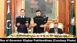 د عکس منځ کې د خيبر پښتونخوا والي  غلام علي او چپ لور ته ارشد حسین شاه.
