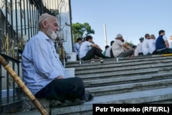 Верующие во время праздника Курбан хайит молятся неподалеку от базара Панчшанбе. Худжанд, Таджикистан. 15 июня 2024 года.