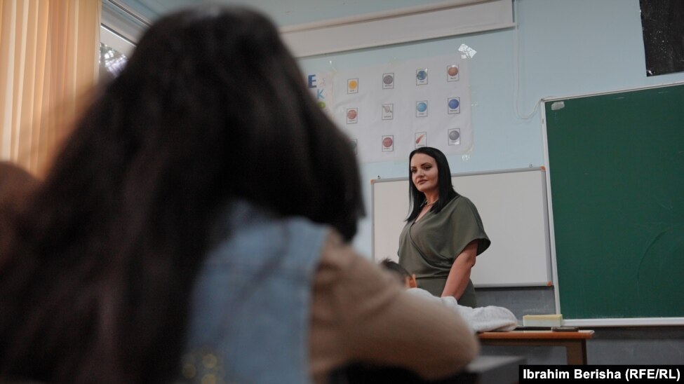 Fatime Salihu, mësuese në qendrën e mësimit shtesë në Gadime, Lipjan.