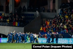 Componenții naționalei se bucură alături de fanii prezenți pe stadionul din Felcsut, Ungaria, la meciul care a adus calificarea României la Euro.