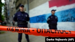 Policija obezbeđuje okolinu beogradske osnovne škole "Vladislav Ribnikar" gde je 13-godišnjak iz pištolja ubio osmoro đaka i radnika obezbeđenja, a ranio šest učenika i nastavnicu. 