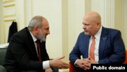 Premierul armean, Nikol Pașinian (stânga), l-a întâlnit pe procurorul Karim A. Khan de la Curtea Penală Internațională la 10 noiembrie 2023. Încă de atunci, Moscova a avut obiecții. 
