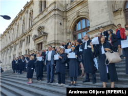 Avocații spun că termenele de judecată primite în prezent sunt mult prea mari, de 6-7 luni, ceea ce face să aibă doar două înfățisări pe an.