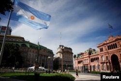Casa Rosada ("Розовый дом", справа на фото) – официальная резиденция президента Аргентины, расположенная в центре Буэнос-Айреса на восточной стороне площади Пласа-де-Майо