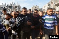 Palestinci nose tijelo osobe ubijene u izraelskom napadu u Rafi, na jugu Pojasa Gaze, 4. decembra