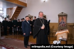 Mitropolit Vladimir l-a decorat pe Nicolae Ionichi pentru că a contribuit la renovarea sălilor de studii de la Academia de Teologie Ortodoxă, februarie 2022.