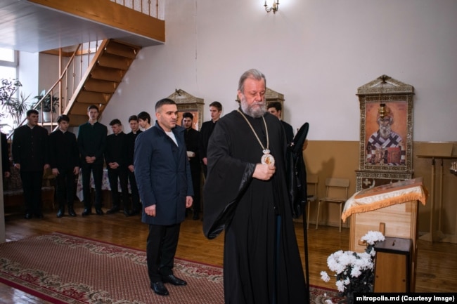 Mitropolit Vladimir l-a decorat pe Nicolae Ionichi pentru că a contribuit la renovarea sălilor de studii de la Academia de Teologie Ortodoxă, februarie 2022.