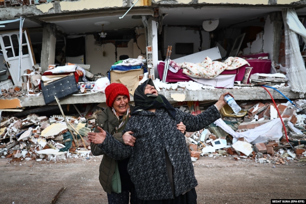 Gratë duke qarë afër një ndërtese të shembur si pasojë e tërmetit katastrofal në rrethin Elbistan të Kahramanmarashit, Turqi, 8 shkurt 2023. Më shumë se 9.000 njerëz kanë vdekur dhe mijëra të tjerë janë plagosur pas dy tërmeteve të fuqishme që goditën Turqinë jugore dhe Sirinë veriore më 06 shkurt. Tërmeti la të vrarë më shumë se 50.000 persona në Turqi.&nbsp;