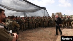Joáv Galant izraeli védelmi miniszter katonákkal találkozik a Gázai övezet határa közelében, Izrael déli részén 2023. október 19-én