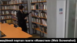 Бібліотекарка з Луганщини показує російським кореспондентам «націоналістичну літературу, яка лишилася з часів України».