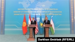 وزرای خارجه ایالات متحده و قزاقستان در یک کنفرانس مشترک خبری به سوالات خبرنگاران در مورد مسایل وابسته به افغانستان توضیحات دادند
