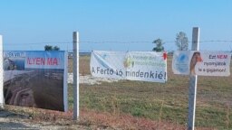 Aktivisták tiltakoznak a Fertő tavi beruházás ellen az UNESCO-misszió látogatása alatt
