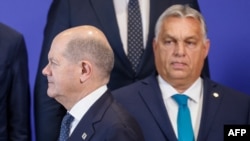 Olaf Scholz német kancellár (elöl) és Orbán Viktor magyar miniszterelnök Granadában, a Palacio de Congresóban 2023. október 6-án