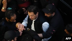 بازداشت عمران خان که در بهار پارسال در پی رای عدم کفایت پارلمان به دولت او، از مقام نخست‌وزیری برکنار شد، تازه‌ترین نمونه از کشمکش بر سر قدرت در پاکستان است