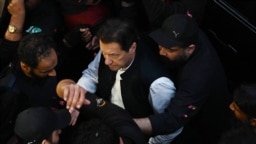 بازداشت عمران خان که در بهار پارسال در پی رای عدم کفایت پارلمان به دولت او، از مقام نخست‌وزیری برکنار شد، تازه‌ترین نمونه از کشمکش بر سر قدرت در پاکستان است