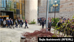 Zastupnici Zastupničkog doma Parlamenta FBiH izlaze iz zgrade nakon što je potvrđena Vlada FBiH, dok traju protesti protiv formiranja Vlade, 28. april 2023. 