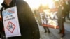 Manifestant purtând o pancartă pe care scrie „AfD otravă pentru democrație", în timp unei demonstrații împotriva celebrării celei de-a 10-a aniversări a AfD în Koenigstein, Germania, 6 februarie 2023