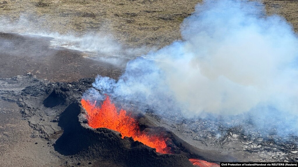 Lava rrjedh pas shpërthimit të një vullkani në Reikjana, Islandë, më 12 korrik 2023.