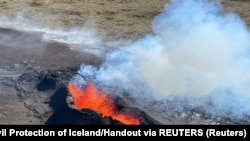 Lava rrjedh pas shpërthimit të një vullkani në Reikjana, Islandë, më 12 korrik 2023.