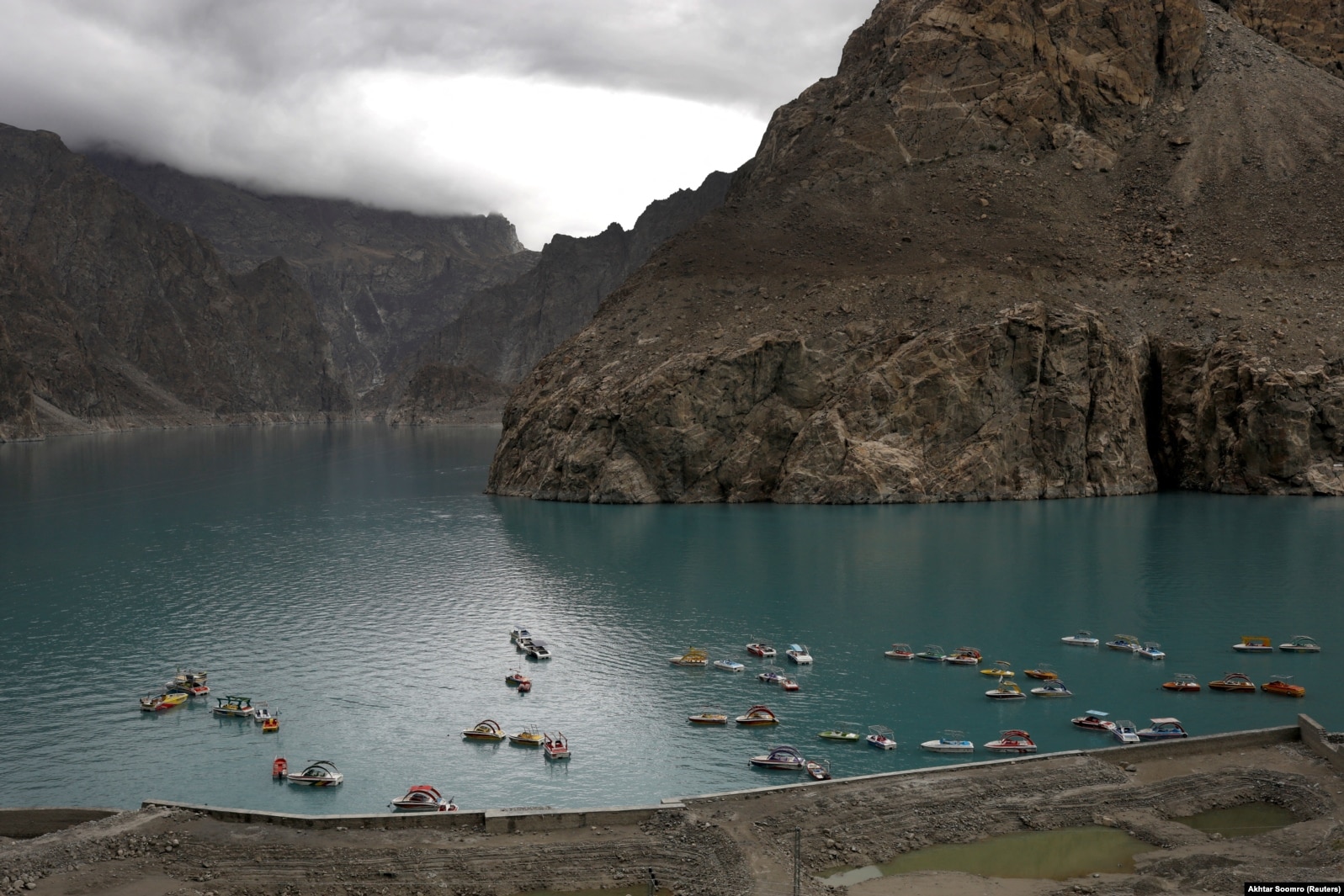 Varkat e mbledhura në liqenin Attabad, i cili u formua për shkak të rrëshqitjes së dheut në vargun malor Karakoram.