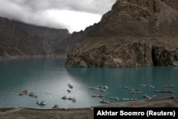 Чамци се собираат на езерото Атабад, кое настанало поради лизгање на земјиштето во Атабад, во планинскиот венец Каракорам.