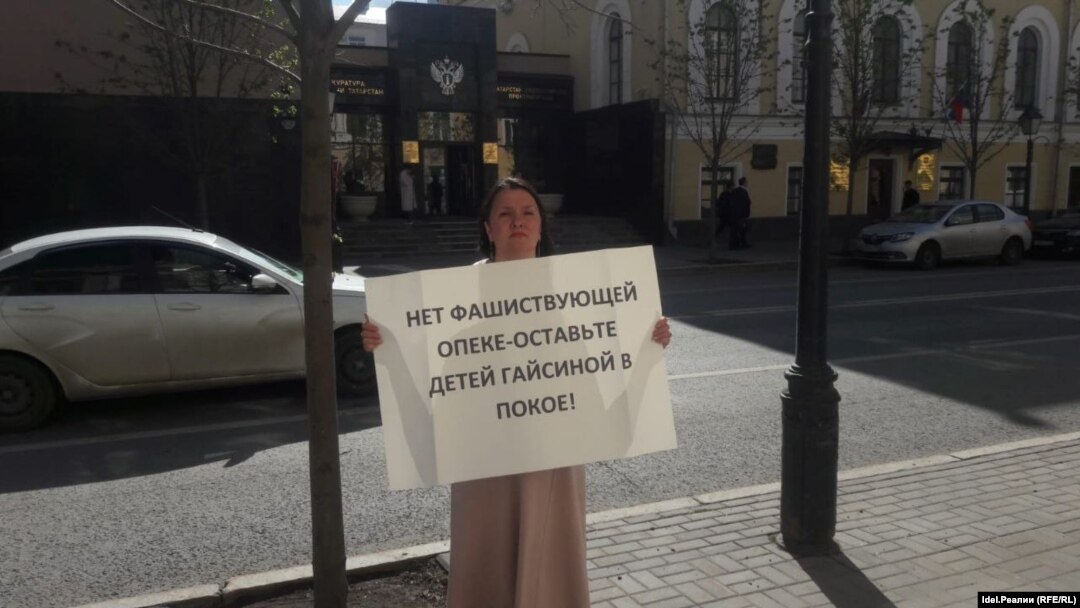 Диляра Гайсина напротив прокуратуры Татарстана, 3 мая 2023 года. 