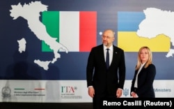 Прем’єр-міністри України та Італії – Денис Шмигаль і Джорджа Мелоні – під час Конференції щодо відновлення України. Рим, 26 квітня 2023 року