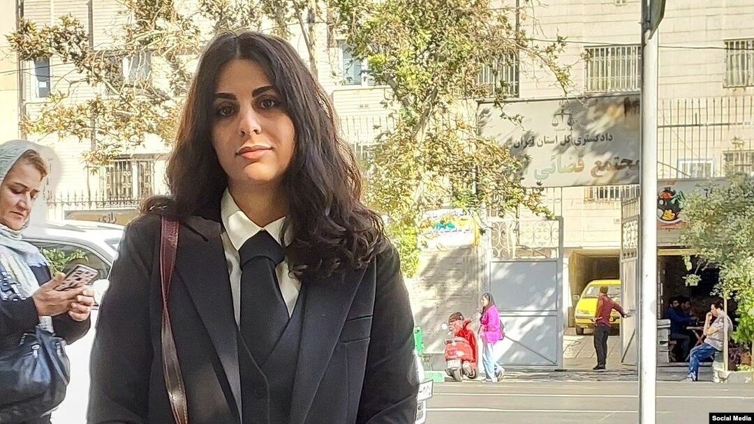 سپیده رشنو، نویسنده و مترجم معترض به حجاب اجباری