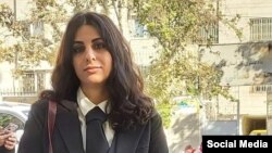پرونده سپیده رشنو از سوار شدن بدون حجاب در یک اتوبوس آغاز شد و اکنون او برای گذراندن سه سال و ۱۱ ماه حبس به زندان می‌رود.