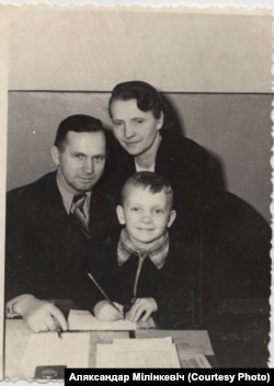 Аляксандар Мілінкевіч у дзяцінстве разам з бацькамі. 1954 год