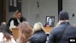 Редица граѓани пред книгата на жалост за Вања Ѓорчевска во ОУ Песталоци, 4 декември 2023