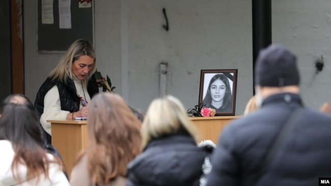 Редица граѓани пред книгата на жалост за Вања Ѓорчевска во ОУ Песталоци, 4 декември 2023