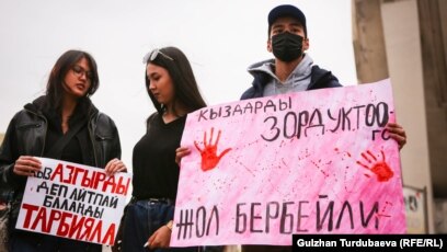 школьницы издевательства 4 мая — День борьбы с травлей: «Вместе против буллинга» на портале «Школа.  Москва» — Школа.Москва