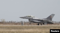 F-16 ВПС Румунії приземляється під час урочистого відкриття Європейського навчального центру F-16 всередині 86-ї румунської авіабази у Фетешті, Румунія, 13 листопада 2023 р.