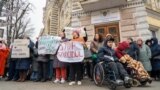 Zeci de asistenți personali au protest luni, 11 martie, în fața primăriei Chișinău împotriva deciziilor autorităților locale care îi lasă pe unii fără salarii, iar pe alții cu doar jumătate.