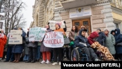 Imagine din 11 martie, atunci când zeci de asistenți personali au protestat în fața primăriei Chișinău împotriva deciziilor autorităților locale care îi lasă pe unii fără salarii, iar pe alții cu doar jumătate.