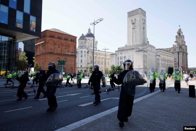 Liverpool, 3 gusht 2024, policia përgatitet të takojë rebelët anti-migrantë