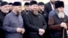 Глава Чечни (в центре) в окружении сторонников. Справа – муфтий республики