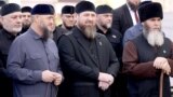 Глава Чечни (в центре) в окружении сторонников. Справа – муфтий республики