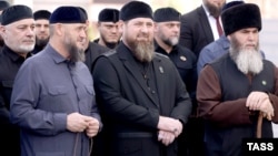 Глава Чечни Рамзан Кадыров (в центре) и муфтий Чечни Салах Межиев (справа) 