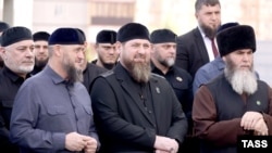 Глава Чечни Рамзан Кадыров (в центре) и муфтий Чечни Салах Межиев (справа) на церемонии открытия новой мечети имени пророка Ибрагима. Архивное фото