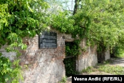 Tabla u kompleksu Topovske šupe, na kojoj piše da se na tom mestu nalazio koncentracioni logor za Jevreje i Rome.