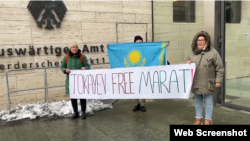 Активисты держат баннер с призывом к президенту Казахстана освободить Марата Жыланбаева. Берлин, 16 января 2024 года