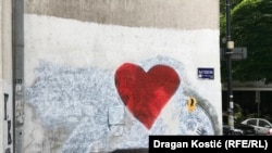 Mural haškom osuđeniku Ratku Maldiću u centru Beograda prefarban je belim sprejom, 9. maj 2023. 