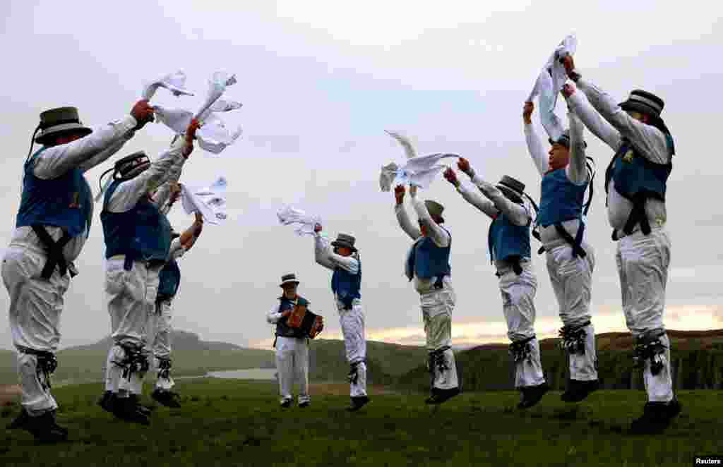 Nastup članova plesačke skupine Hexham Morrismena povodom tradicionalnog obilježavanja prvog maja u Henshawu, Northumberland, Britanija 1. maj.